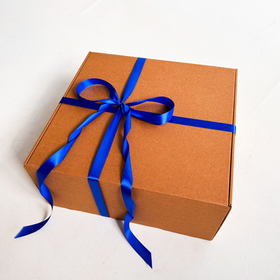 2 штуки - Огромная подарочная коробка GILEV 45х45х20см с синей лентой и наполнителем крафт