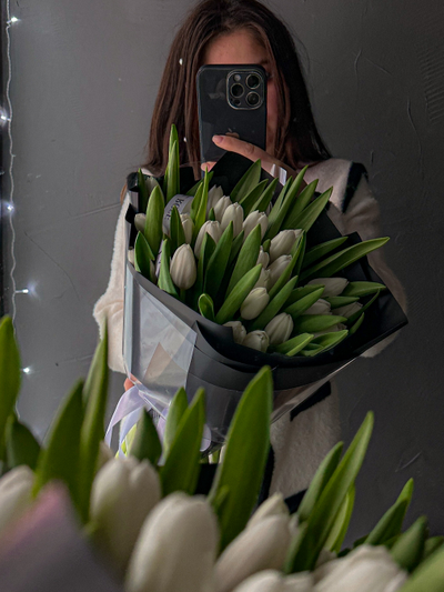 Белые тюльпаны "BLACK OPIUM" 25 шт