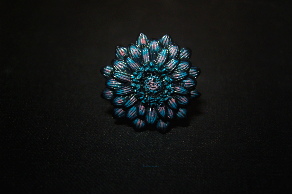 Необычное кольцо с цветком настоящей Стынь-травы. Ручная работа, скульптурная миниатюра, цветок.