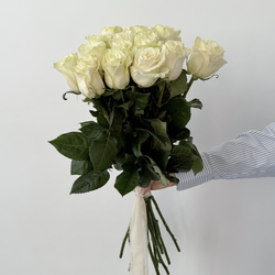 Букет из белых роз 70 см