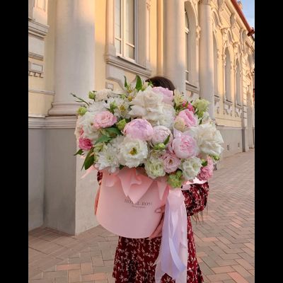 Огромная цветочная композиция с пионами