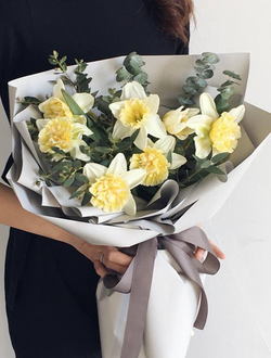 Белые нарциссы с эвкалиптом