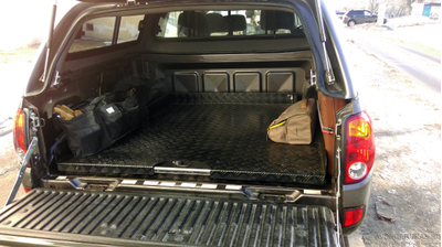 Платформа грузовая выкатная Mitsubishi L200 (2006-2014, двойная кабина, короткий кузов, установка без пластикового вкладыша) АВС-Дизайн