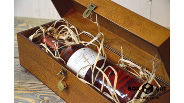 3049 Шкатулка с замочком, подарочная для вина. Материалы: мдф со шпоном.
Внутреннее наполнение: натуральная рафия.
Размеры: 10х10х32 см (можно изменять).
Возможно нанесение логотипа, изображения или поздравительного текста с помощью гравировки.