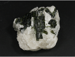 Турмалин зеленый на кварце, Бразилия (29*24*16 мм, 13,5 г) №36191