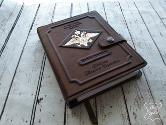 Мужской ежедневник - органайзер с тиснением герба на обложке