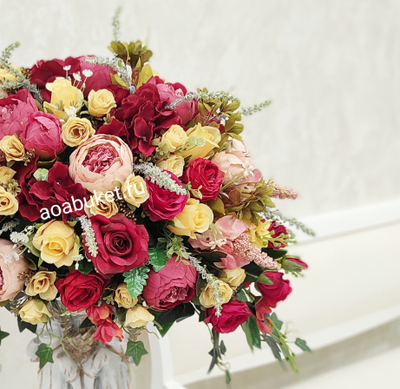 Купить Композиция из искусственных цветов на статуэтке двух ангелочков Превосходство Алое  № АР48