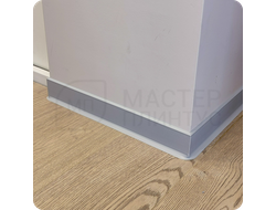 Плинтус ХДФ Dollken S100 100мм Х 2,575 м 1012/1202 Светло-серый в интерьере 2