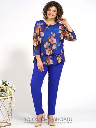 Женский костюм синего цвета, состоящий из блузы и брюк