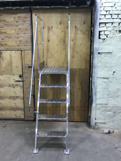 Лестница полутрап с площадкой и поручнями ЛПП-1320