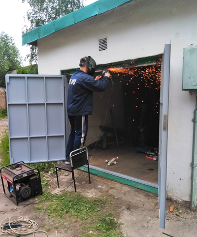 РАСПАШНЫЕ ГАРАЖНЫЕ ВОРОТА   артикул СВР -01 (НЕ УТЕПЛЕННЫЕ)