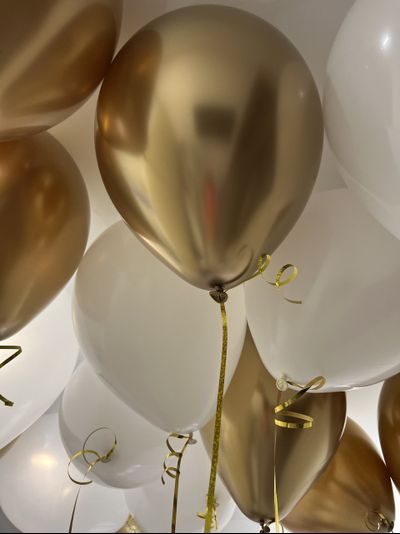 Шары золотой и белый 20 штук под потолок