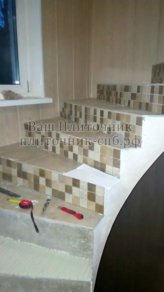 Облицовка ступеней лестницы керамогранитом и мозаикой