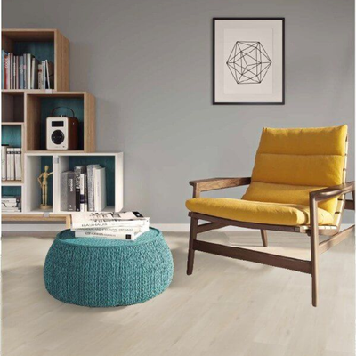 Декор ламината Wineo Дуб Дикий Белый LA184XXLV4 в интерьере комнаты