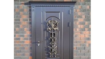 входная дверь со стеклопакетом и кованой решёткой. пос. октябрьский