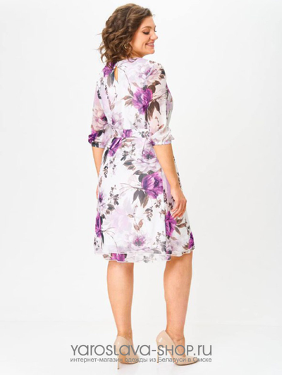 Шифоновое платье А-силуэта с цветочным принтом на белом фоне