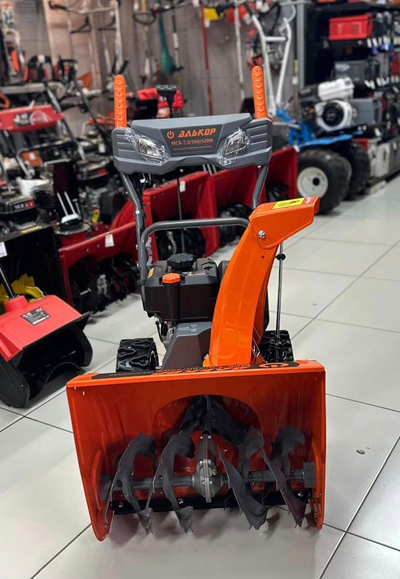 Снегоуборщик АЛЬКОР МСБ-9,0/710/520ЭПФ очищает снег эффективно.