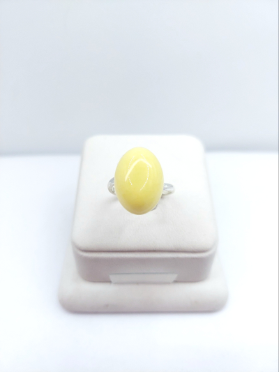 Кольцо без оправы с белым янтарем