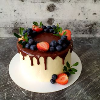 Торт с ягодами и шоколадом, 1,5 кг