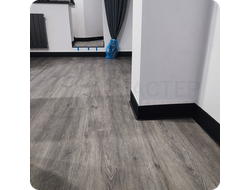 Плинтус ХДФ Dollken S100 100мм Х 2,575 м 1001/1144 Черный в интерьере 9