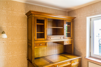 Письменный стол с высокой надстройкой с полками и ящиками.