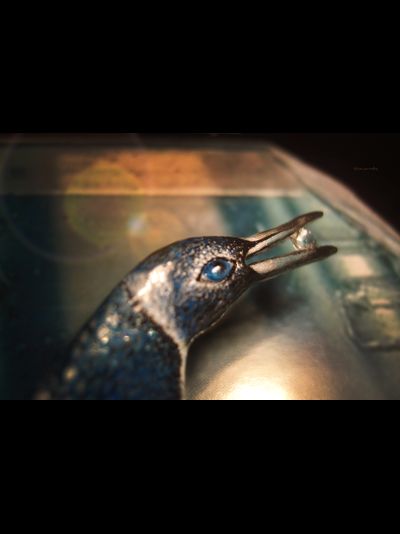 "Пингвин Мерилии", необычная брошь с натуральным морганитом