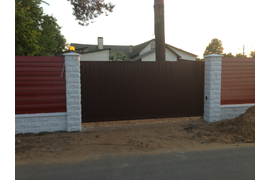 ЗАБОРЫ С ДЕКОРАТИВНЫМИ СТОЛБАМИ(КИРПИЧ, КАМЕНЬ)