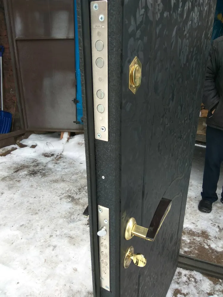 Замок верхний Меттэм сувальдный, нижний Крит цилиндровый