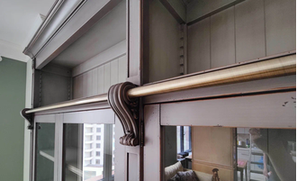 Встроенная библиотека с лестницей.