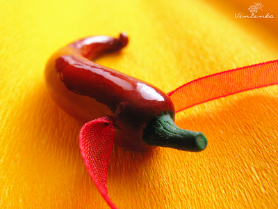 Красный перец чили. Авторская подвеска из полимерной глины