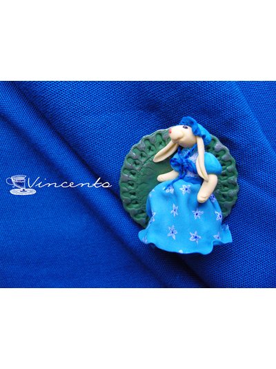 Объёмная брошь в стиле Алисы в Страны Чудес "Кроля в голубом"