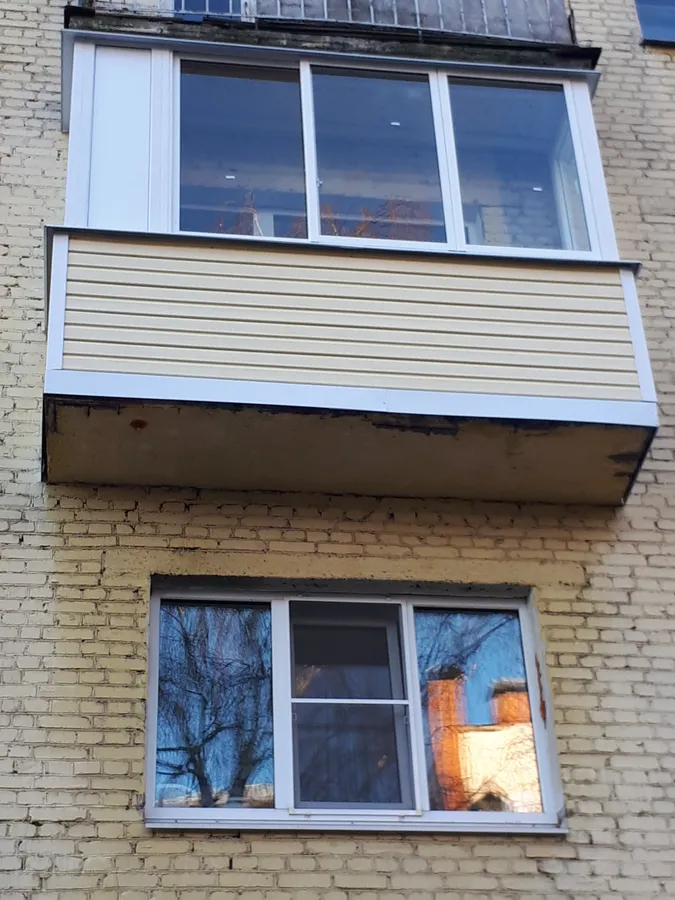 Балкон, отделка сайдингом, подбой плиты. Остекление