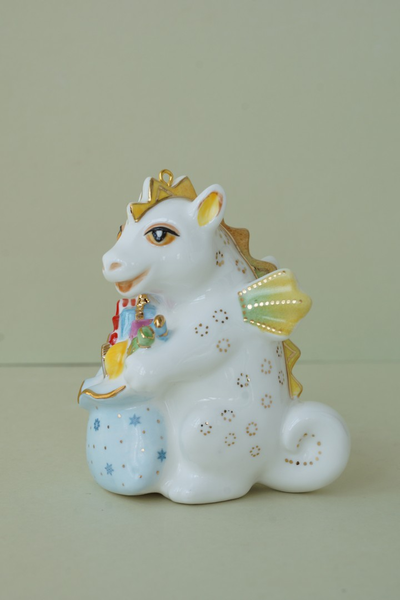 Дракон с мешком подарков