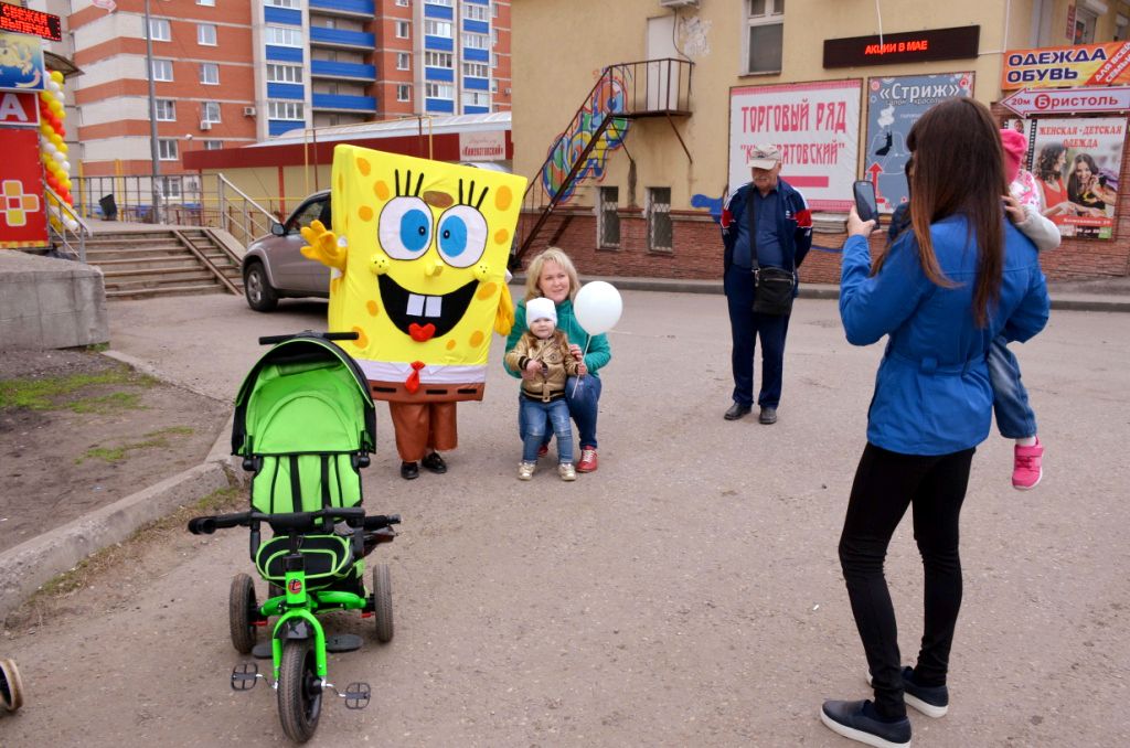 раздача листовок промо акция в Пензе ростовая кукла украшение шарами гирлянда из шаров в Пензе