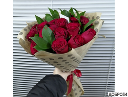 Букет из 21 красной розы с зеленью фото1