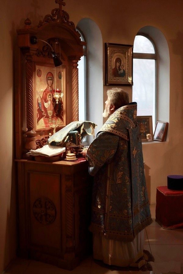 Жертвенник с иконой и сенью