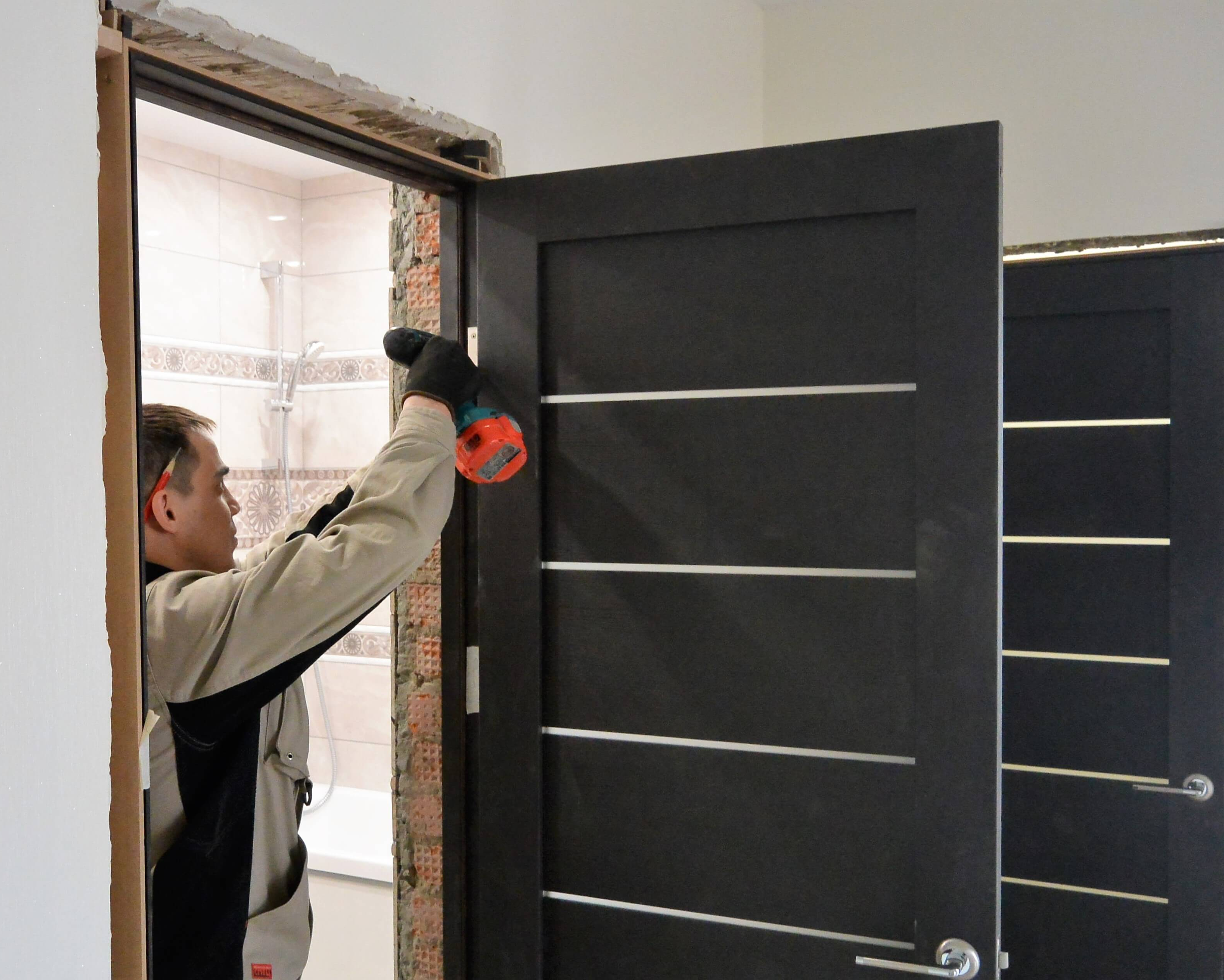 Демонтаж межкомнатных дверей. Монтаж межкомнатных дверей. Установленные межкомнатные двери. Монтаж дверной коробки закладные. Поставить новую межкомнатную дверь.