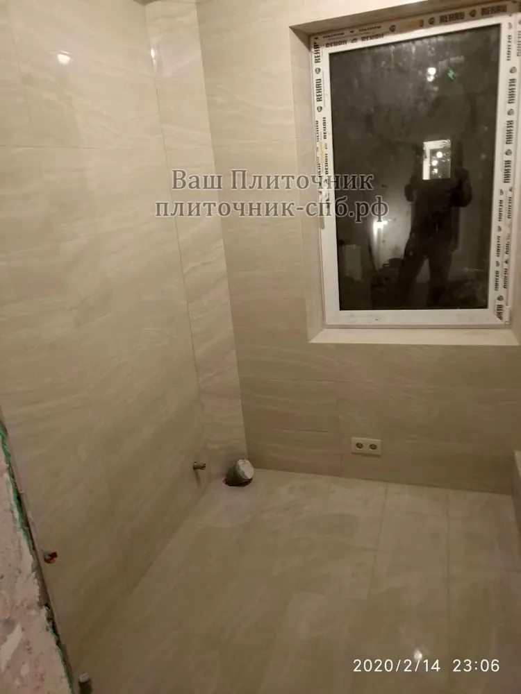 укладка кафеля с заусовкой на оконные откосы и облицовка фановой трубы