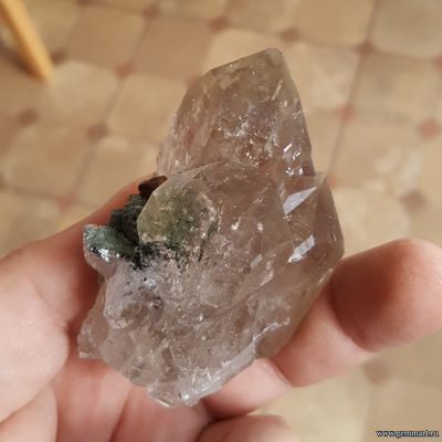 Кристалл сфена (титанита)  на хлорит-серицитовом сланце на друзе дымчатого кварца (раухтопаза) 74*55*42мм