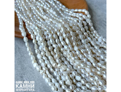 Жемчуг речной белый фри-форм 4-4,5х4,5-5,5 мм с щербинками, цена за нить 16-17 см