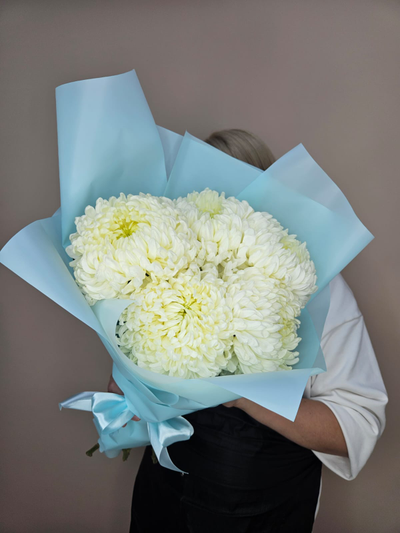 Классический букет из 5 белых хризантем Magnum White