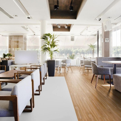 Виниловый пол Wineo 400 Wood Soul Apple Mellow DLC00107 в интерьере кафе