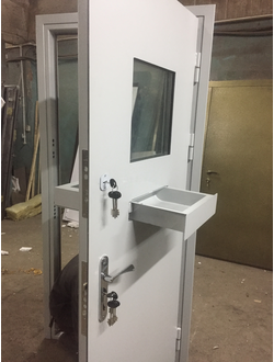 Кассовая дверь с выдвижным лотком в оружейную комнату, кассовые двери в самаре от производителя