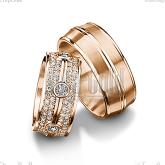 Обручальные кольца широкие из красного золота с многочисленными бриллиантами в женском кольце с выпу