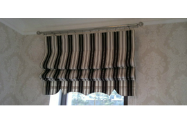 Интересное не стандартное решение, римская штора на круглом карнизе, римский механизм присутствует но он скрыт. 