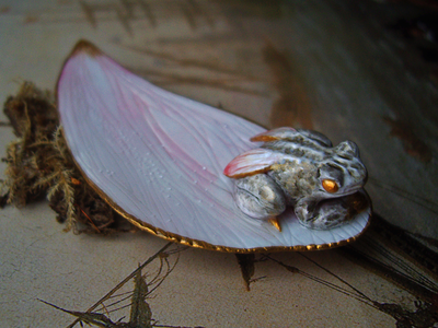 Фэнтези-брошь "Мушка-лягушка" (скульптурная миниатюра)