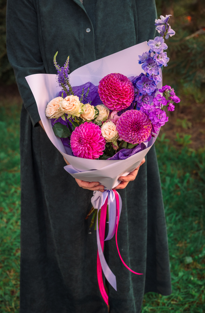 Букеты с георгинами и дельфиниумом