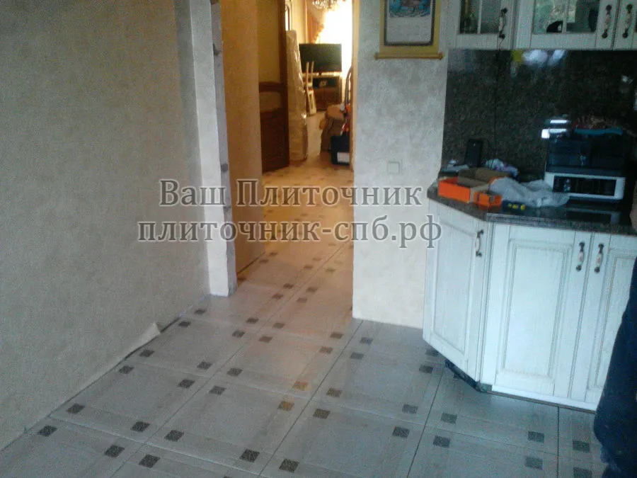 Укладка плитки на пол в кухне и коридоре