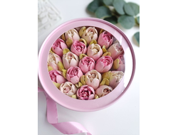 Шляпная коробка с тюльпанами из зефира (розовая)