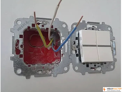 Замена выключателя двухклавишного света на стене квартиры ИВАНМАСТЕР